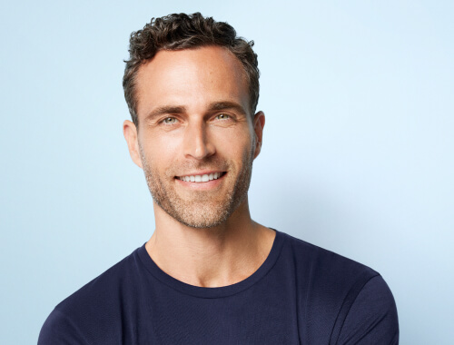 merz aesthetics male model vor hellblauem hintergrund