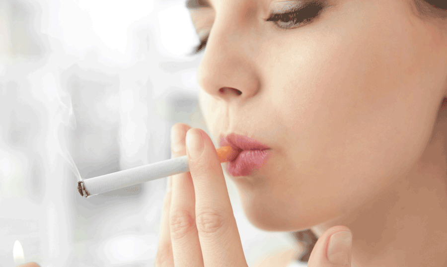 frau raucht eine zigarette, nahaufnahme gesicht