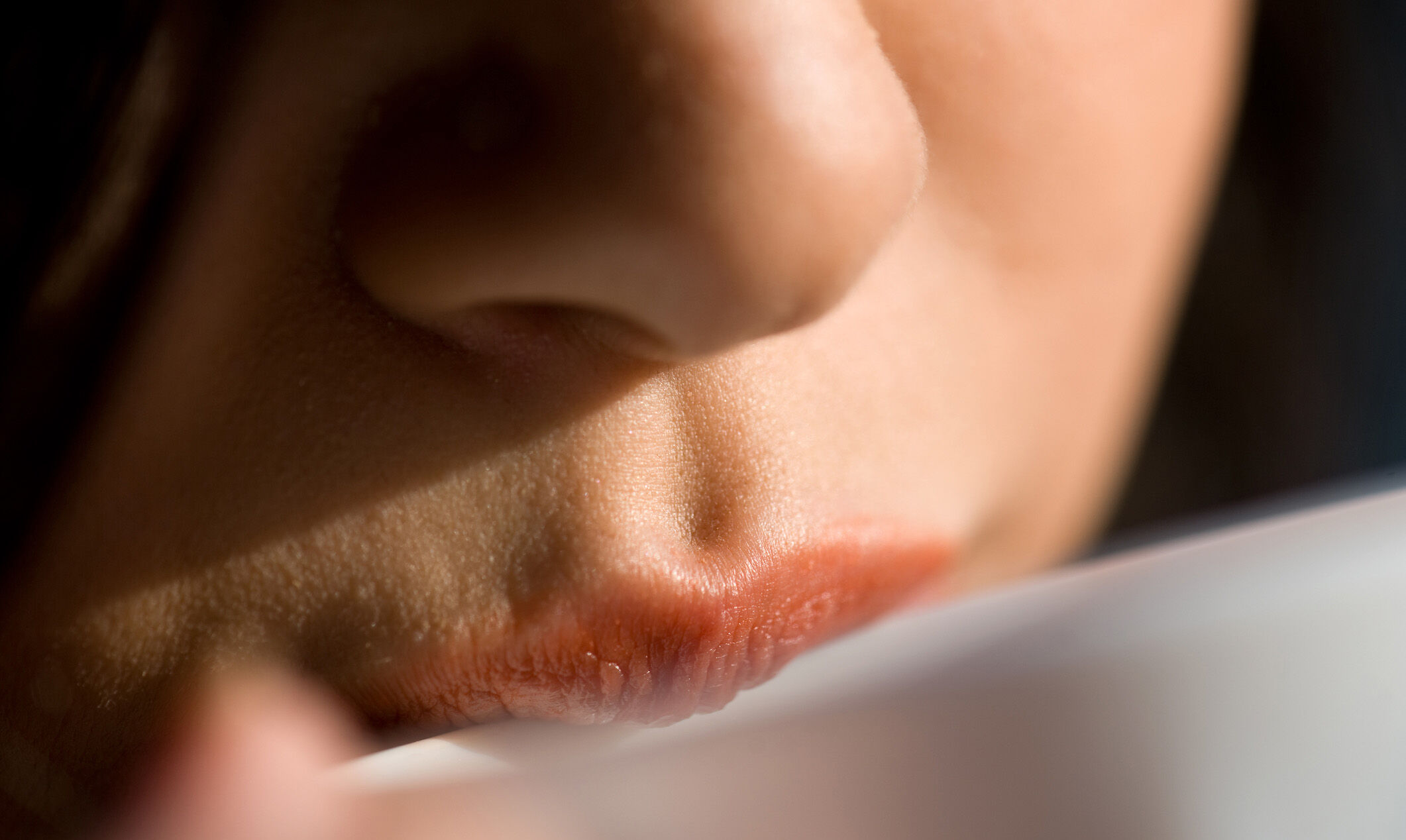 nahaufnahme lippen, trinken gerade an einem becher