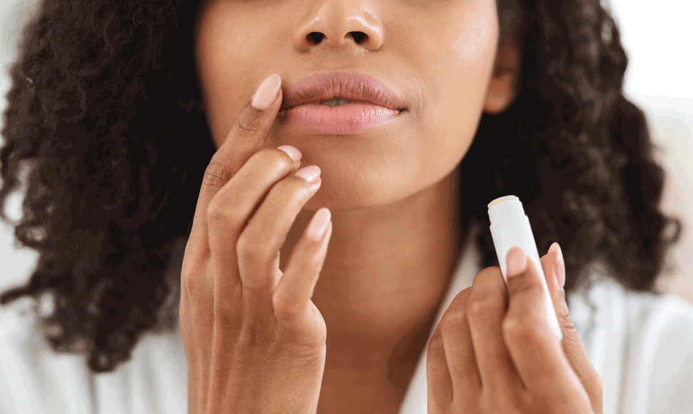 frau fasst sich mit einem finger an die lippe, frontal und nahaufnahme