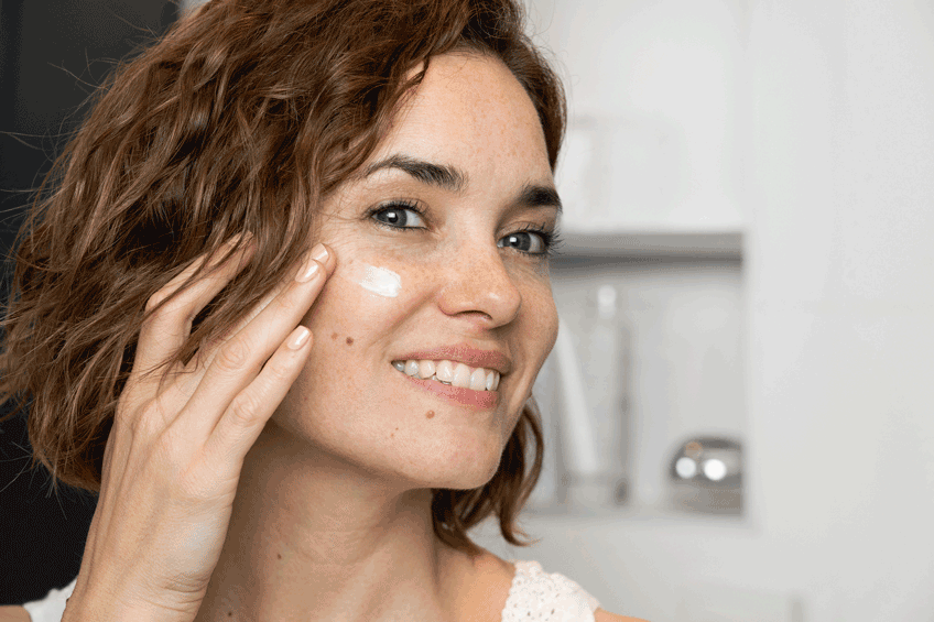 gesicht einer frau in nahaufnahme mit retinol im gesicht