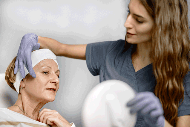 fachärztin mit patientin