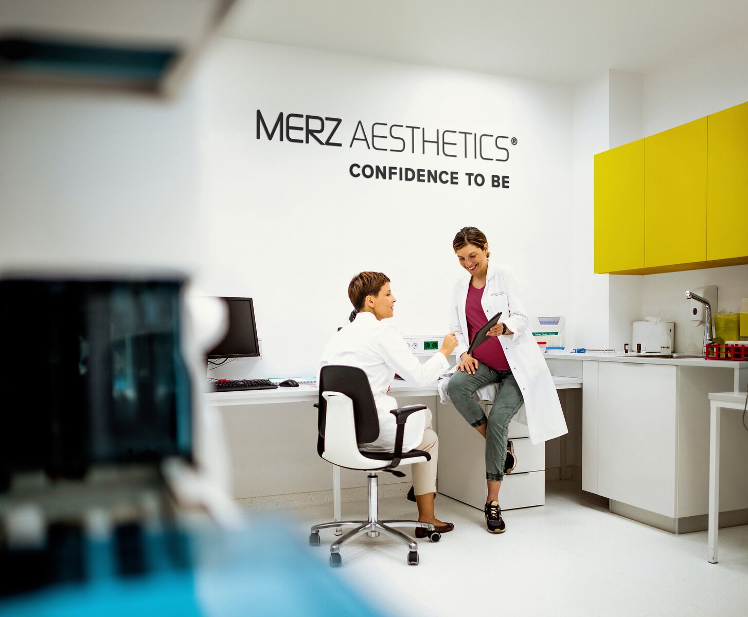 zwei mitarbeiterinnen in einem merz aesthetics office